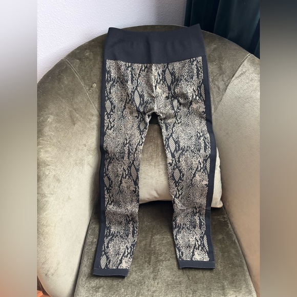Fabletics Womens High Waisted Seamless Leggings Snakeskin Print - Picture 2 of 2